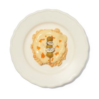 Ensaladilla rusa acompañada de gilda de boquerón y huevas de trucha