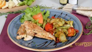 Pileći file sa grilovanim povrćem