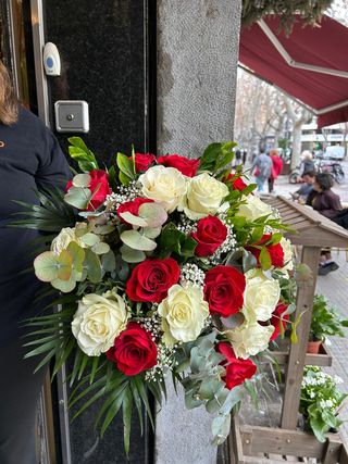 Ramo 25 Rosas Blanco Y Rojo