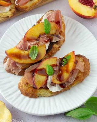 Bruschetta capocollo e pesche