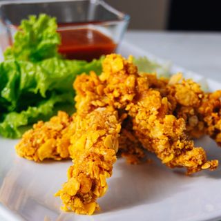 Piept de pui crispy cu cartofi prajiti proaspeti si sos mayo 5 Bucati