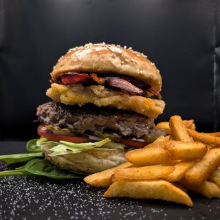 Burger klasyczny ( 200g wołowiny ) + 100g frytek