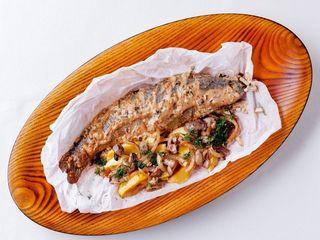 Форель під соусом з картоплею та грибами