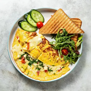 Омлет с сыром и помидорами