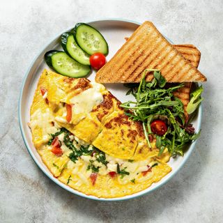 Омлет с сыром и помидорами