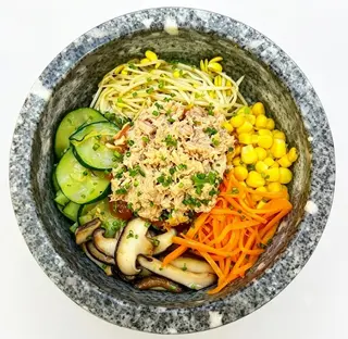 Bibimbap de atún cocido con mayonesa