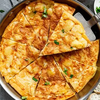 Tortilla De Patatas Con Queso Cabra Y Cebolla Caramelizada para 5-6 
