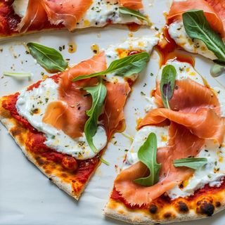Pizza con salmone e mascarpone e rucola