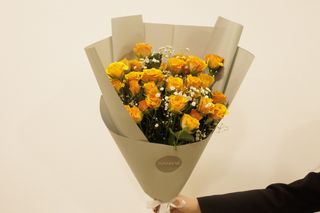 ნარინჯისფერი სპრეი ვარდები გიფსოფილით