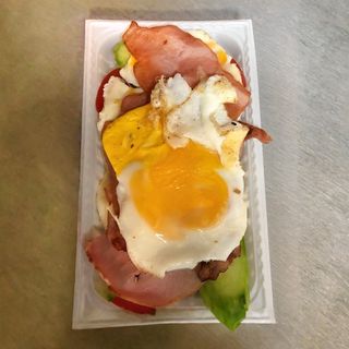 Яйца на плоча с бекон