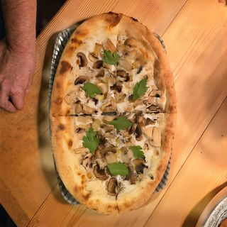 Грибная пиццета с трюфельным соусом