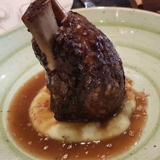 Codillo Lacado Con Puré De Papas