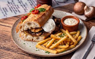 Mediterranean Veggie Sandwich & Cartofi prajiti