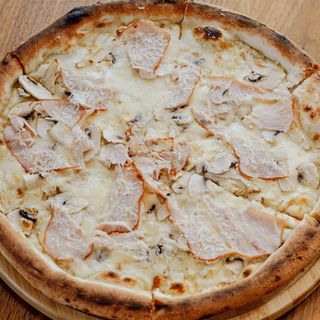 Пицца с копченной индейкой 