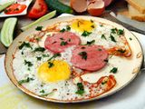глазунья с колбасками