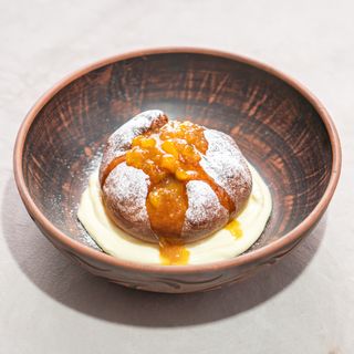 Brânzoaică cu sos de vanilie și gem de gutui