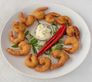 Gambas rebozadas con salsa de alioli (12 uds.)
