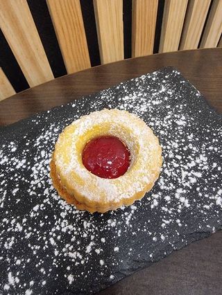 Bolacha com Geleia de Morango