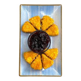 Панирани топени сиренца със сладко от боровинки