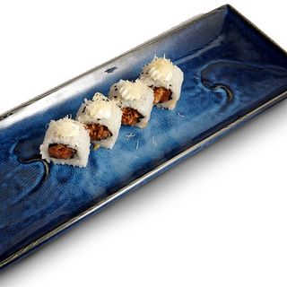 73.Uramaki De Salmón Picante Con Cebolla Frita Y Queso Sésamo (8 Uds.)