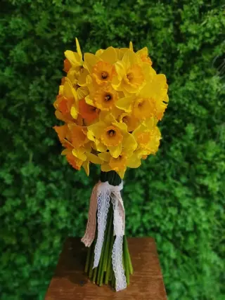 Buchet 49 narcise albe/galbene