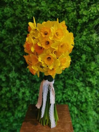 Buchet 49 narcise albe/galbene