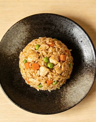 Prženi pirinač sa piletinom 鸡肉炒饭