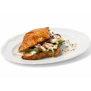 Круассан с угрем, творожным сыром и ореховым соусом
