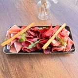 Platou la vin cu mezeluri