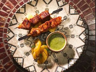 шашлик із сома з зеленим соусом та яблуком на грилі (230г)