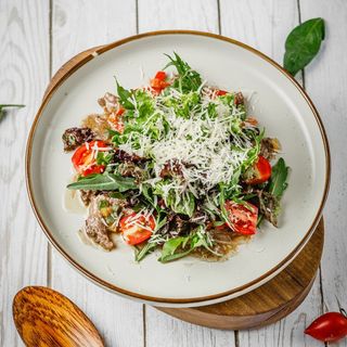 Теплый салат с телятиной