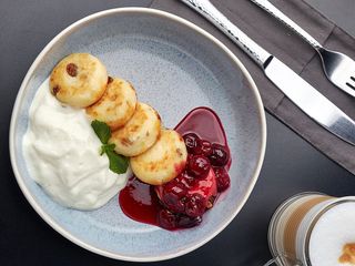 Сирники з вишнями та вершковим мусом (250г)