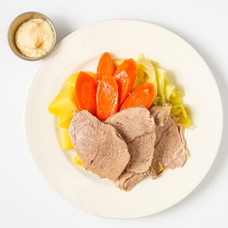 Teletina lešo s kuhanim povrćem