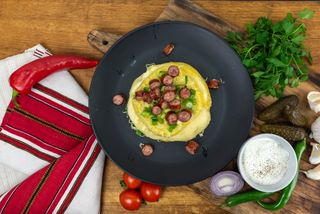 Mamaliga pe straturi cu carnati