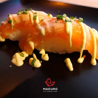 Nigiri de sake de salmón flameado