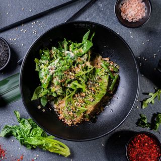 Зелений салат з авокадо та горіховим соусом (220г)