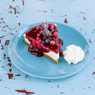 Fetta di Cheesecake farcita confettura frutti di bosco