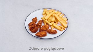 Nuggets z frytkami i świeżymi warzywami