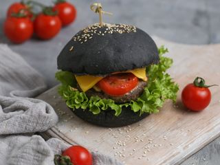 Չիզբուրգեր տավարի մսով և սև հացով