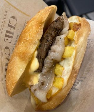 Panino salsiccia, provola, bacon e patate