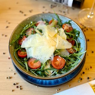 NOU! Salata de rucola cu roșii cherry si parmezan