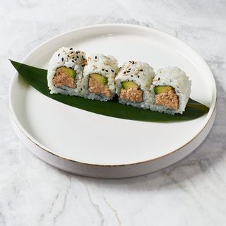 California 10 szt Krewetka w tempurze, ogórek, rzepa, spicy mayo, sezam