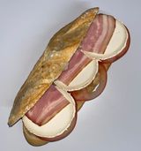 Rulo de cabra, tomate y bacon 