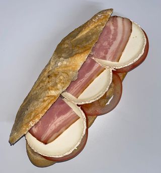 Rulo de cabra, tomate y bacon 