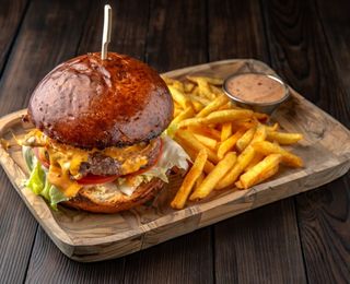 Burger de vită pe chiflă brioche de casă