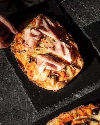 Pinsa Prosciutto E Funghi (20 Cm. A 30 Cm. Aprox.)