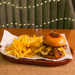 Бургер със свинско дърпано месо 