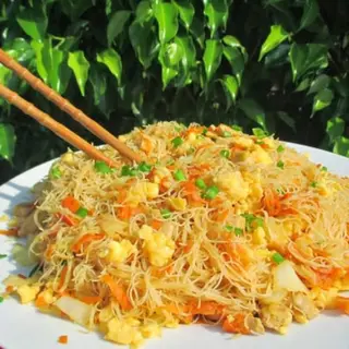 Fideos De Arroz Con Tres Delicias