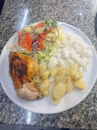 Coscia di pollo con riso insalata