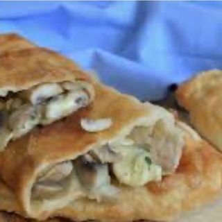Calzone con pollo e funghi